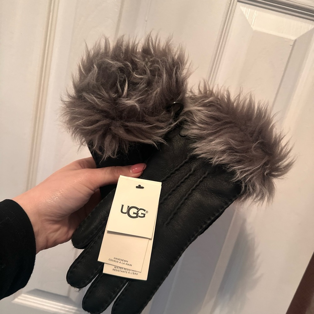 Women’s large UGG gloves